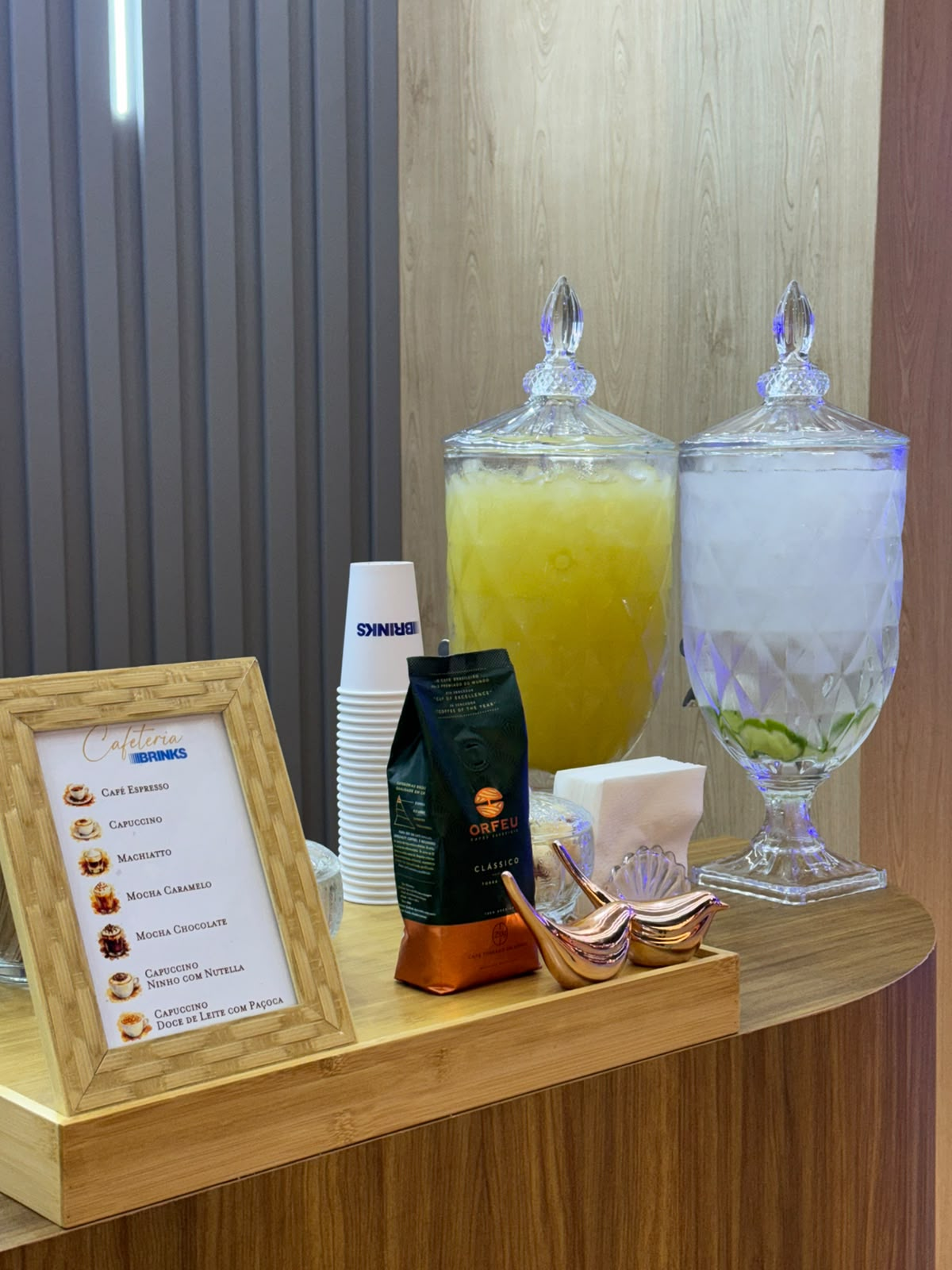 Bebidas em suqueiras e estação de café
