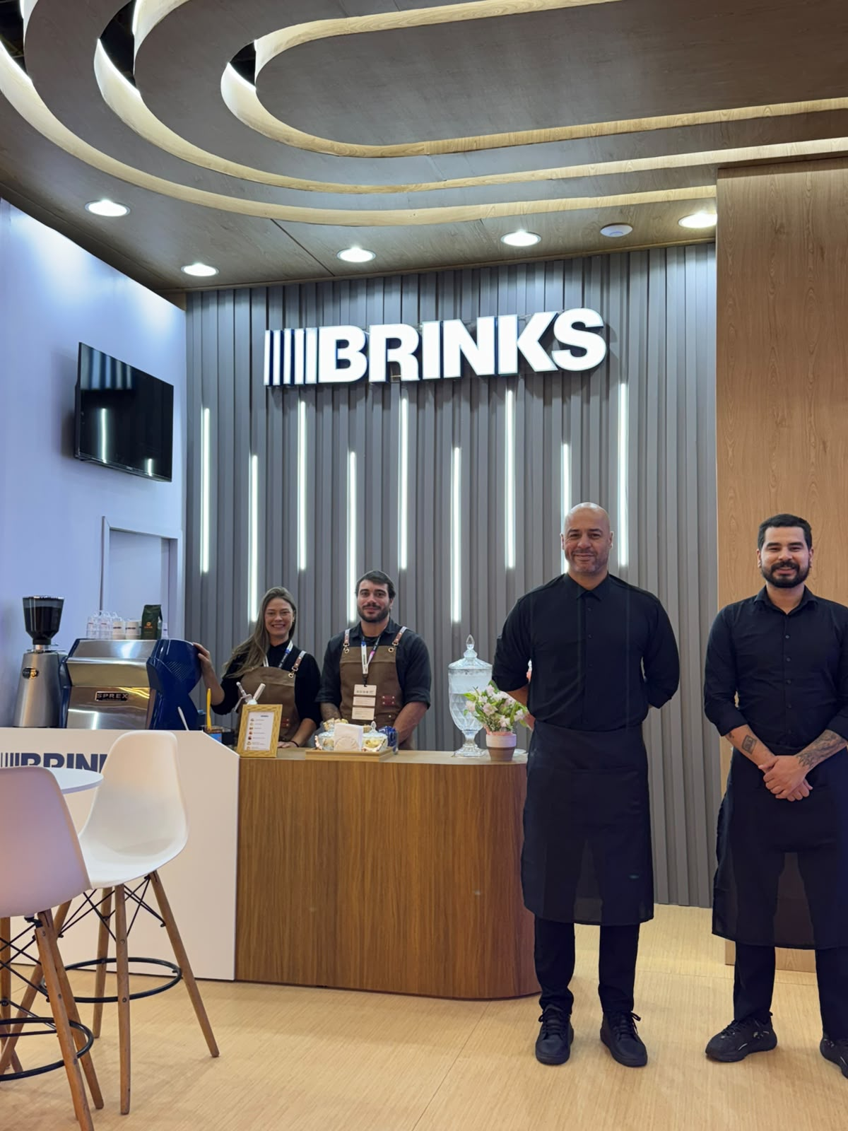 Equipe de atendimento em montagem de cafeteria para evento corporativo
