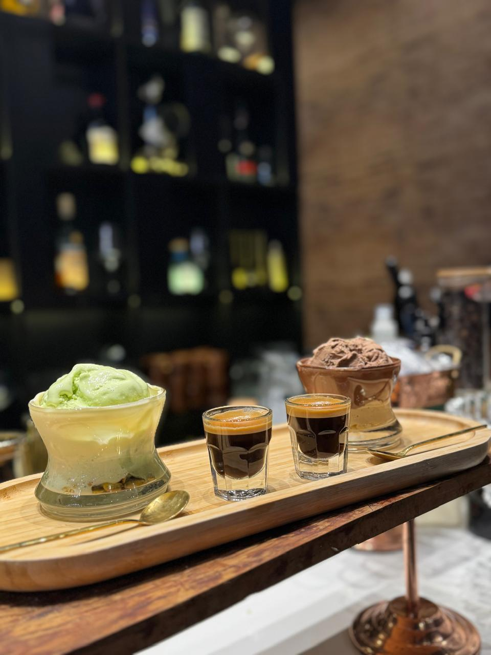 Sobremesas e cafés servidos em bandeja