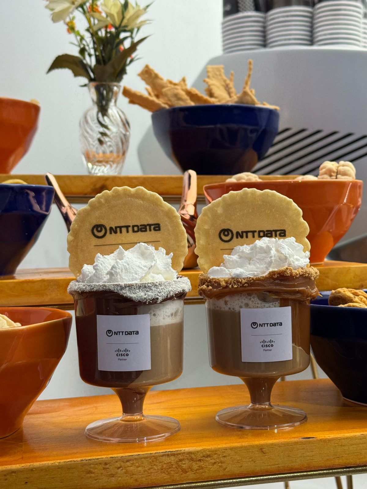 Sobremesas personalizadas servidas em taças para evento corporativo